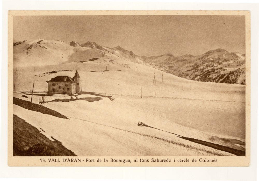 <p>Port de la Bonaigua, al fons Saburedo i cercle de Colomés nevat</p>