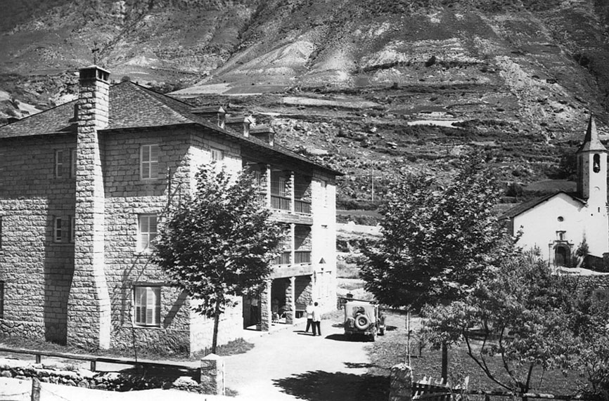 Vista de l'hotel Sant Maurici. Al fons, l'església d'Espot.