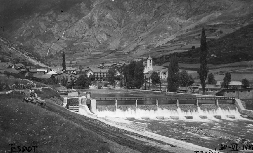 Vista del riu Escrita i del poble al fons.