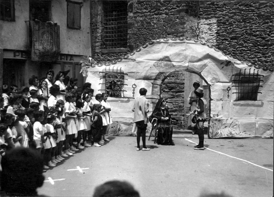 Representació teatral a la placeta d'Agustí, per la Festa major, organitzada per la Secció Femenina.