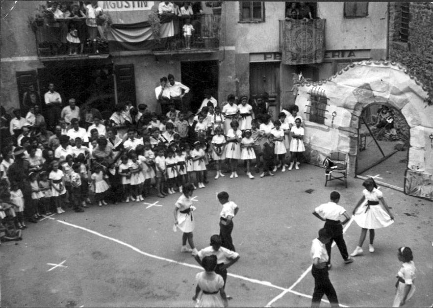 Representació teatral a la placeta d'Agustí, per la Festa major, organitzada per la Secció Femenina.