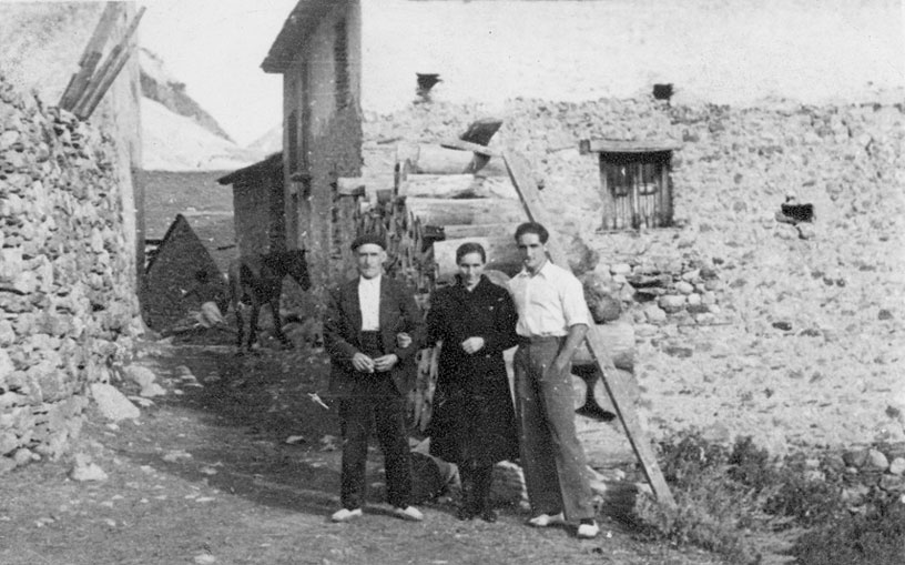 Jaume Sebastia Catarina amb els seus pares davant de casa seva (casa Tistó).