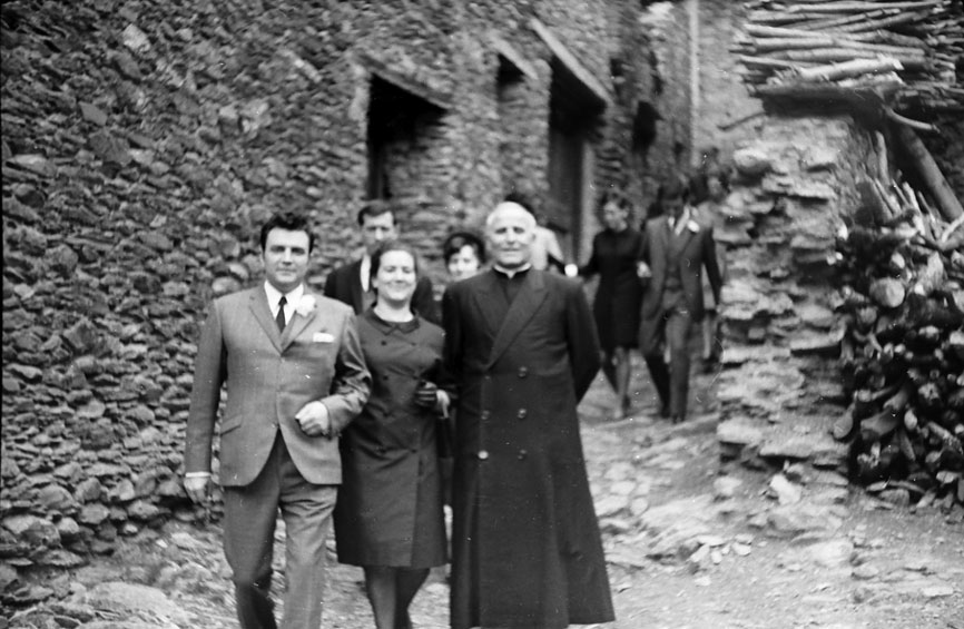 Casament de Joan Civat amb Teresa Feu, a l'església de Sant Esteve d'Araós. D'esquerra a dreta: Longan, Roser de Labitan i Mossèn Canturri.