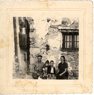 <p>Davant de casa Tomeló d’Àrreu. D'esquerra a dreta: Rodrigo Bringué, Anna i Ricard Bringué (infants) i Lola Solans.</p>