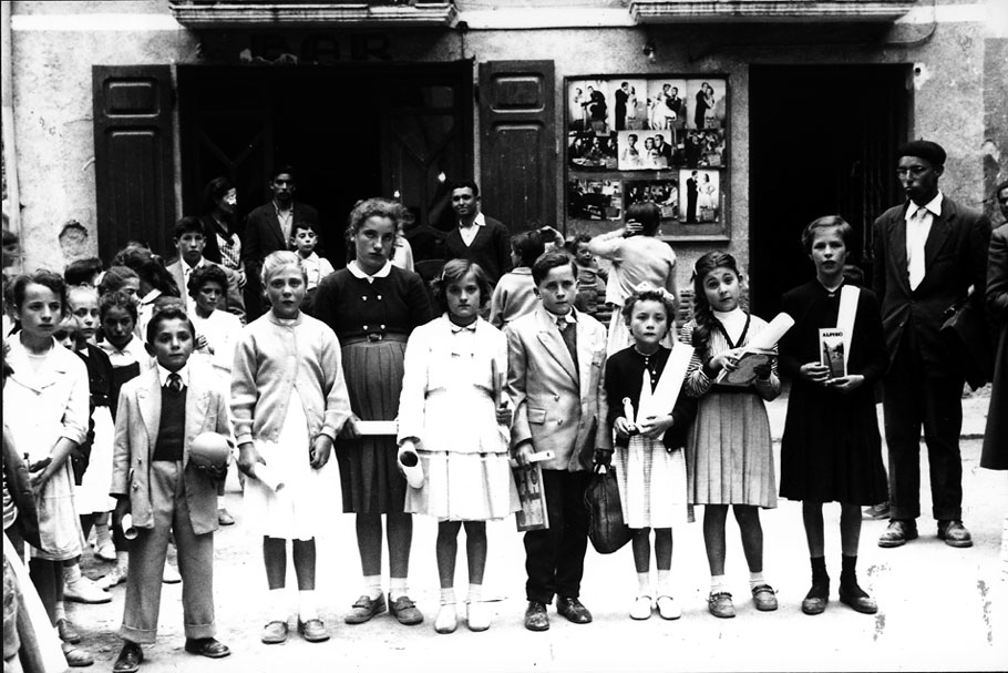 Festa Escolar. Nens i nenes d'Àneu premiats, davant de la Fonda Agustí. S'hi observen els cartells del cinema.