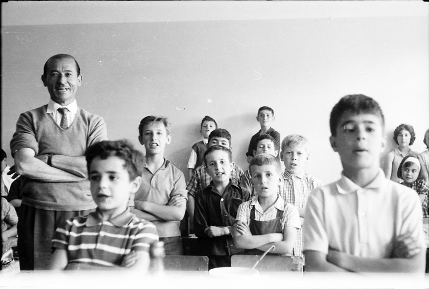 Grup escolar amb mestre Frigola. Entre d'altres: Rafael Muniesa, al davant Xuxin, Cisco de Sansi, Manolo, Peret de Esteve, Josep Simó, Alberto Casterlenes, Joan Nat.