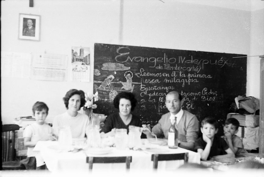 Grup a l'escola. Laia Cervós, la seva mare Maria Cervós, Lola de Presso i l'home Ambrosi Frigola.