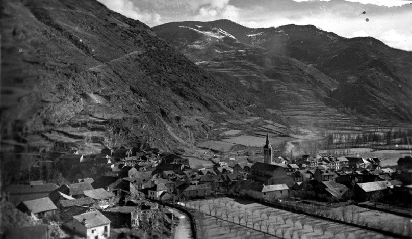 Vista general d'Esterri des de Roquetes.