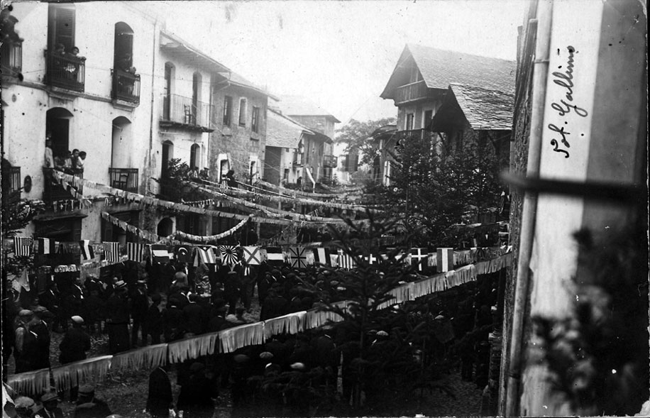 Festa al carrer Major. Al fons a mà dreta Casa Moreig