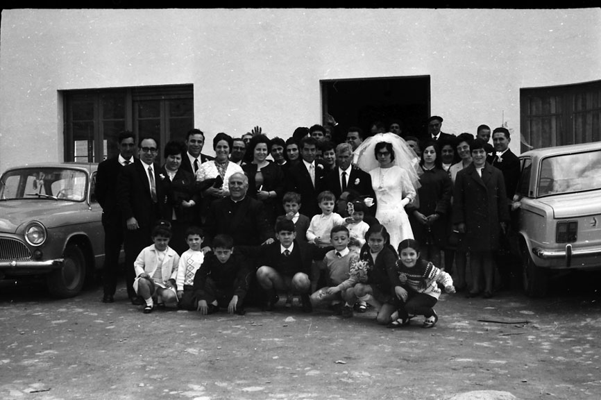 Casament de Teresa Ticó i Xavier Vilasetrú a l'hostal Cortina. Els nuvis amb els convidats.