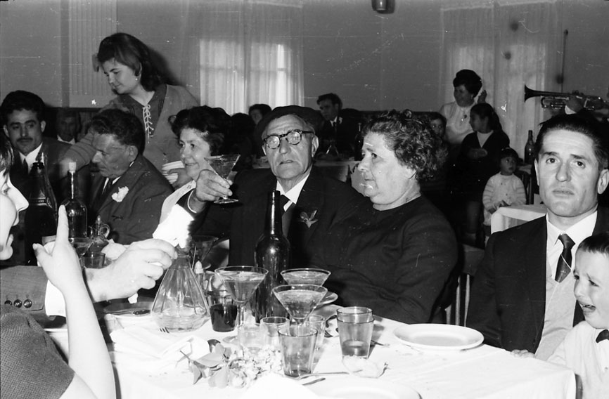 Casament de Teresa Ticó amb Xavier Vilasetrú al l'hostal Cortina. Joan de Palí amb la seva dona.