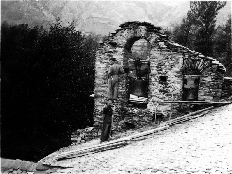 Obres a l'espadanya de l'església de Santa Maria d'Àneu.