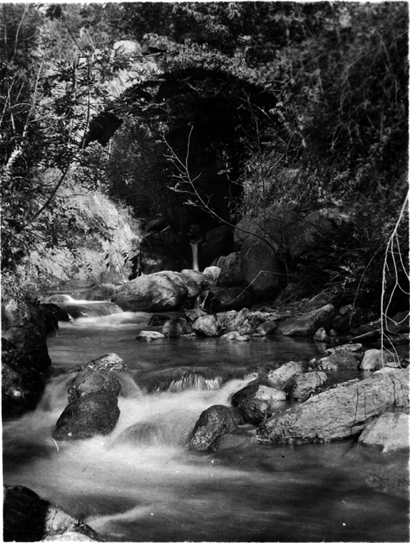 Pont sobre el riu d'Unarre, per sobre del poble d'Escalarre.