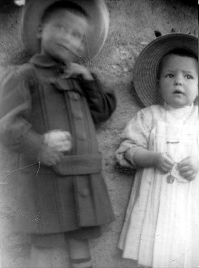 Jaume i Maria, fills de l'apotecari Anselmo Castellarnau Birbe, de Casa l'Apotecari.