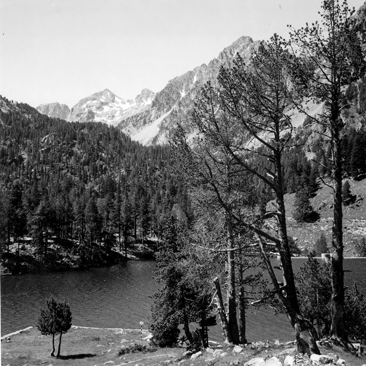 Estany de Sant Maurici. En primer terme, l'esplanada que es veu ja no hi és, el rètol posa acotat de pesca.