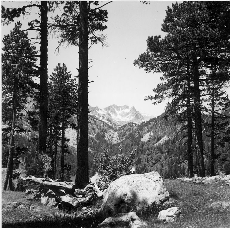 Estany de Sant Maurici. La serra de muntanyes que veu al fons és la de Crabes.