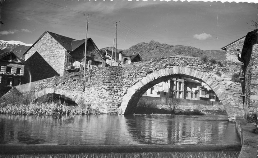 Pont romànic sobre el riu Noguera Pallaresa. Vista parcial d'Esterri d'Àneu.