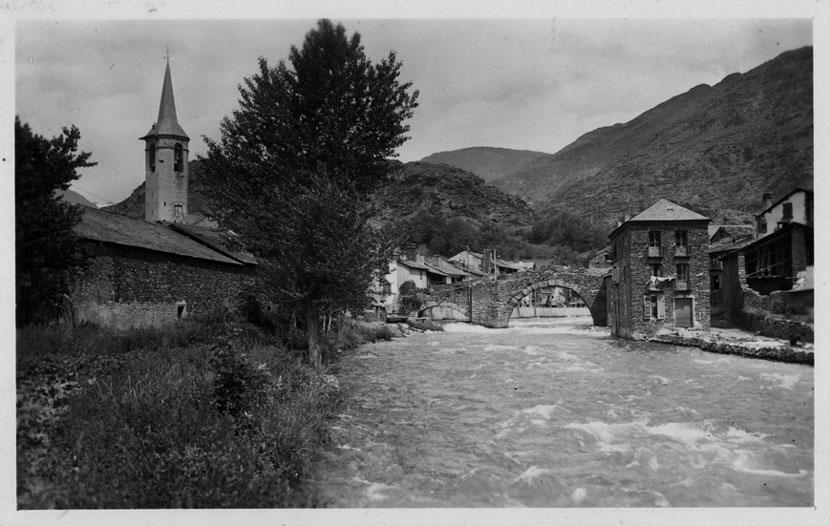 Vista parcial del poble, amb el pont i el riu.