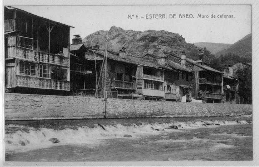 Vista parcial del poble, amb les cases al davant del riu.