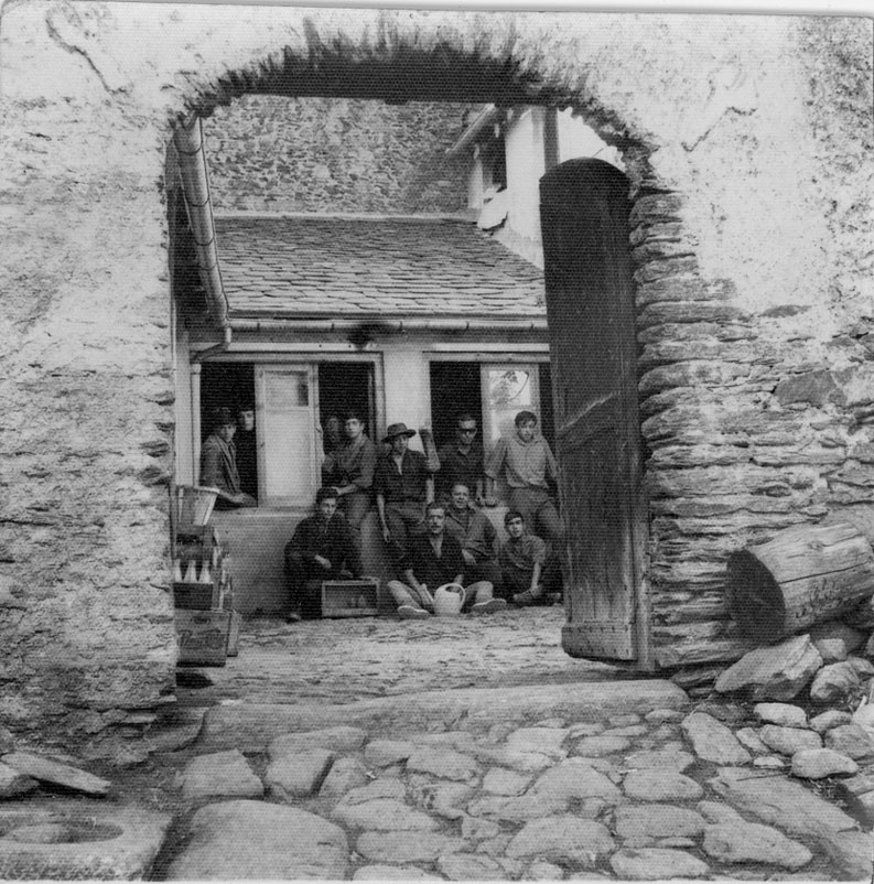 Casa Eugenia. Feien un estudi topogràfic per fer un pas al pont nou. Entre ells, Paco de Cadiraire, Mario Inglada amb camisa gris.