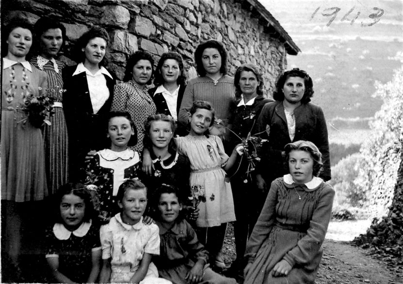 <p>Grup de noies d'Aurós i Unarre el dia de l'aplec de Sant Joan d'Aurós. D'esquerra a dreta: Fila 1, Maria de Casa Tonya, Antònia de Casa Agneta, Pepeta d'Aurós, Lola de Casa Joanet, Lola d'Aurós, Carmeta de Casa Esteve, Rosa de Casa Jardó (una mossa). Fila 2, Genoveva de Casa Esteve, Pepeta de Casa Tonya, ?, Inés de Casa Montoliu. Agenollades: Pepeta de Casa Carrera, Carme de Casa Tonya, Rosario de Casa Felip, Maria de Casa Cervós.</p>