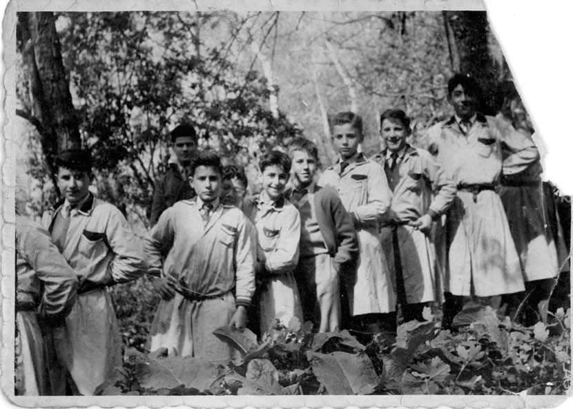 Grup d'escolapis de Tàrrega, amb Josep Montaner i Antoni Jiménez al final de la cua.