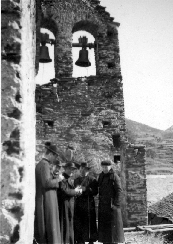 Capellans davant l'església de Sant Bartomeu.