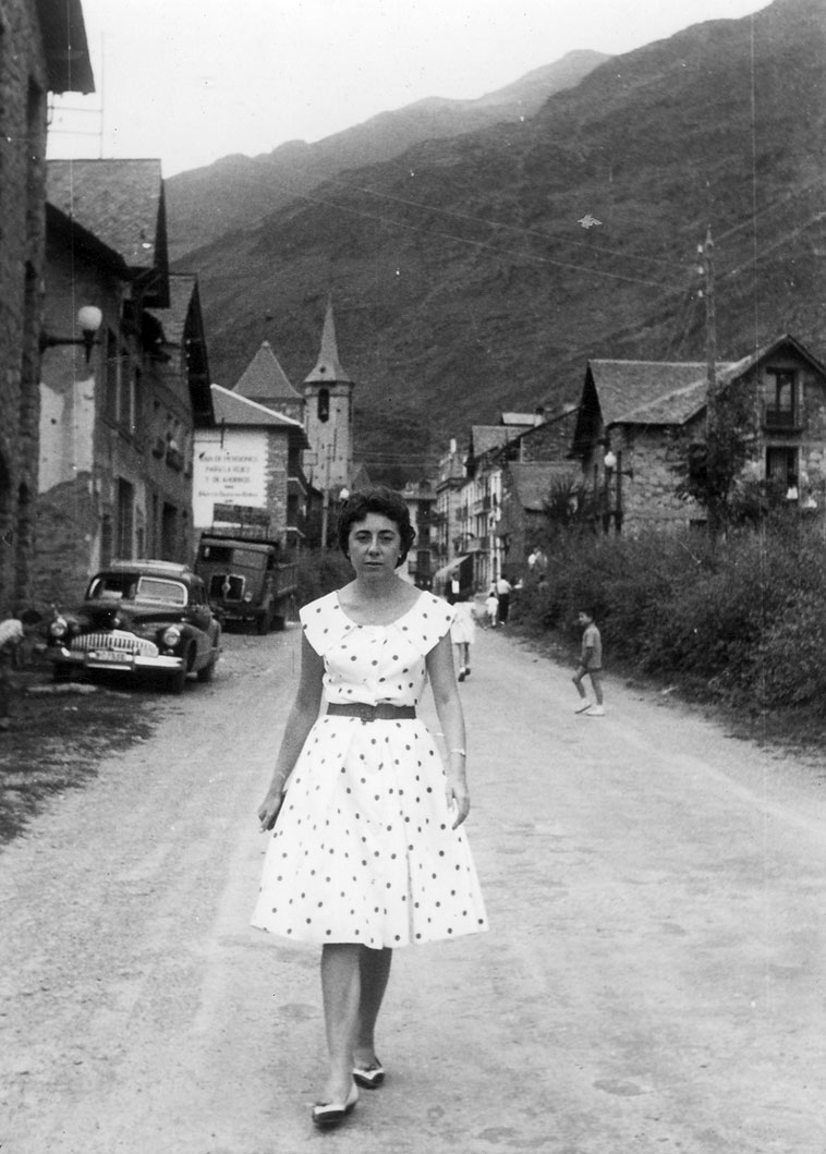 Clementina Sirvent Montaner a l'entrada del poble.