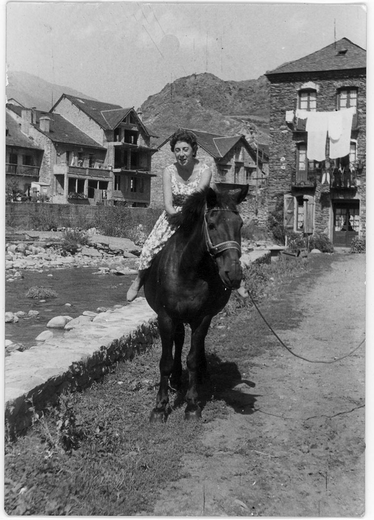 Clementina Sirvent a cavall.