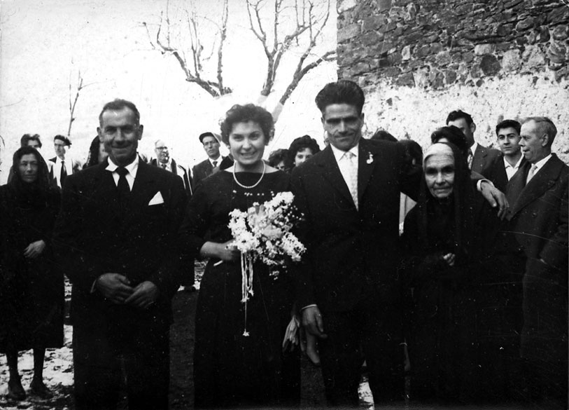 Casament a Santa Maria d'Àneu de Bienvenida de Casa Gallimetó d'Escalarre i Lluís de Casa Sastre d'Escaló, acompanyats de Gallimetó, pare de la núvia, i de la mare de Lluís.