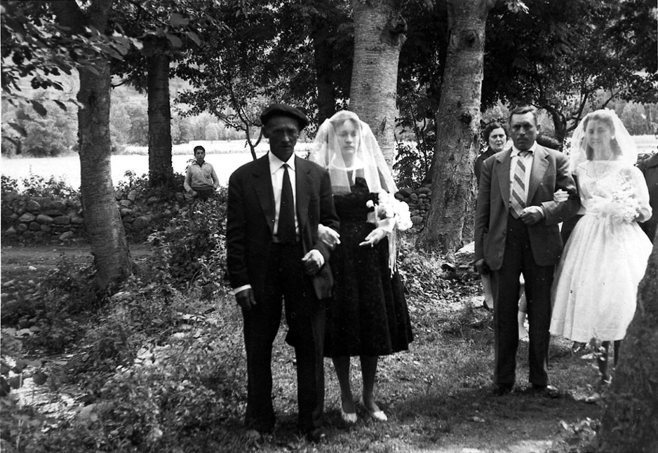 Casament doble de les filles de Domingo el Portuguès a Santa Maria d'Àneu.
En primer terme el pare amb la filla gran Isabel i, en segon pla, Lolita i oncle de Casa Carme d'Isavarre. Va oficiar la missa Mn. Dot Campi.