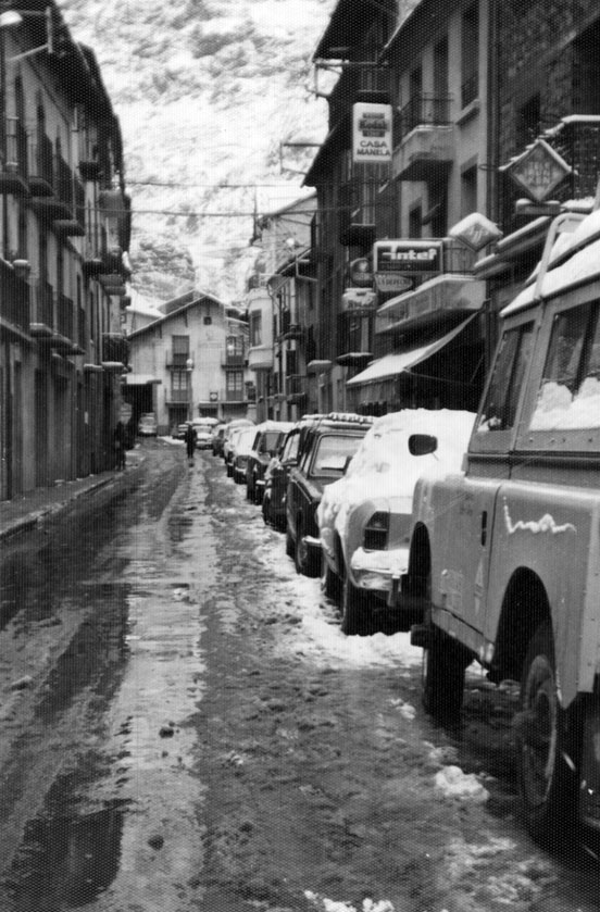 Carrer Major d'Esterri d'Àneu amb neu.