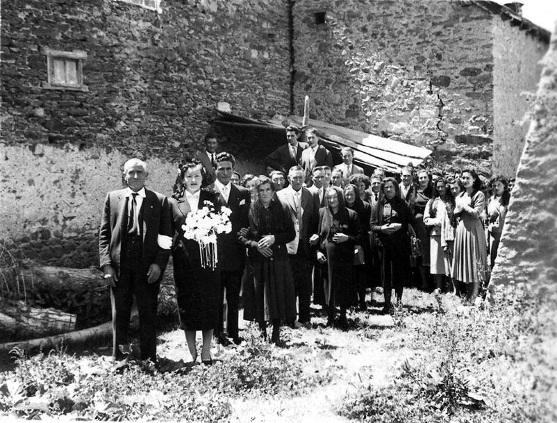 Casament a Santa Maria d'Àneu de Joan de Casa Cervós i Carmeta de Casa Tonya d'Unarre acompanyats de la gent de la vall d'Unarre. Va oficiar la missa Mn. Dot Campi.