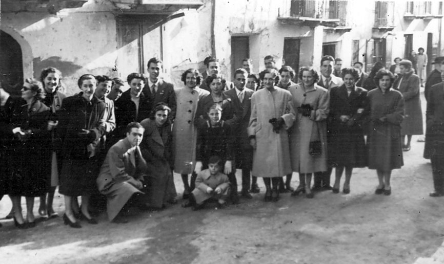 Grup de gent al carrer Major.