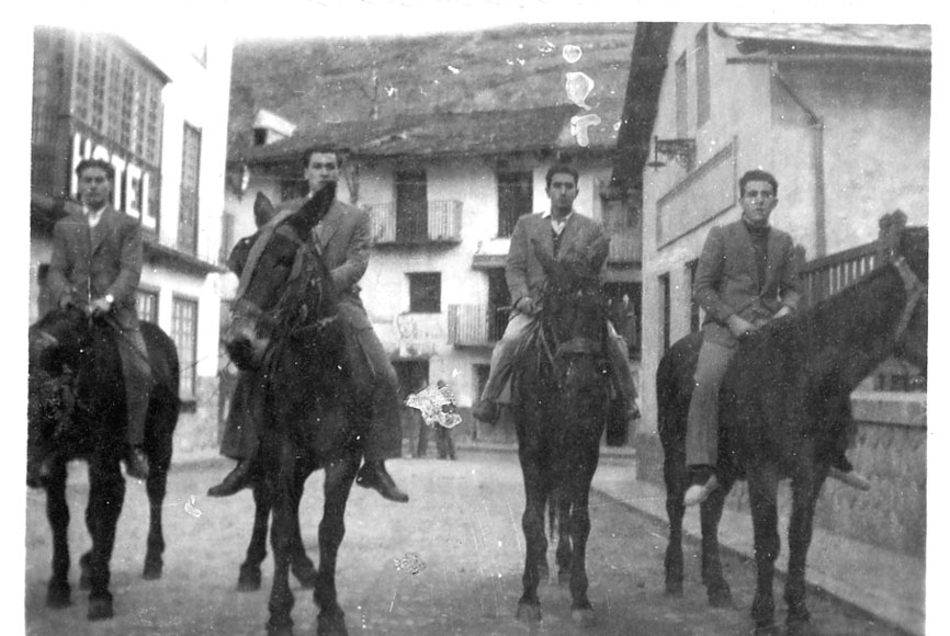 Grup a cavall per el carrer Major.