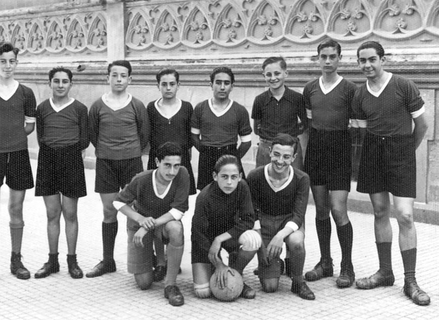 Equip de futbol al pati del col.legi Lasalle Bonanova a Barcelona. El quart de dalt d'esq. a dreta es Ramon Cases.