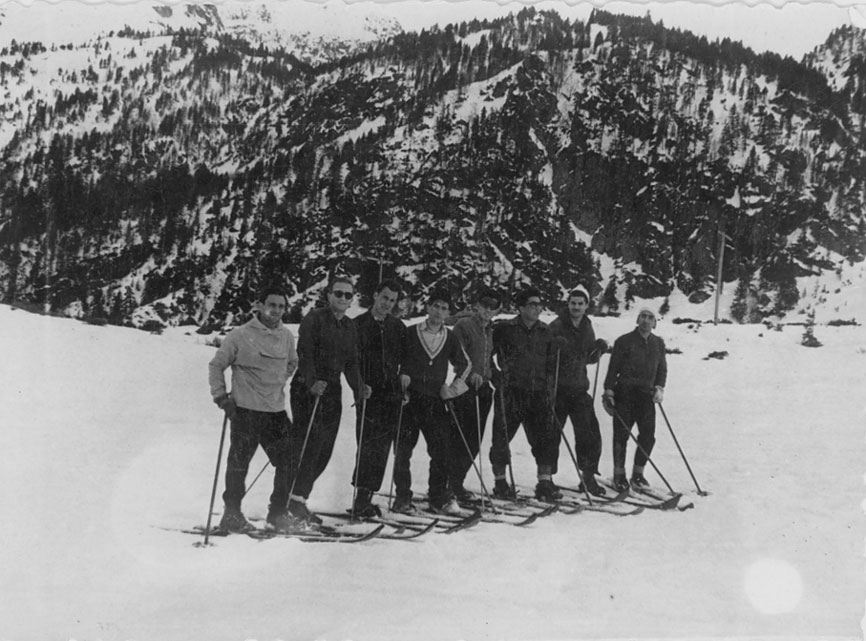 Grup d'esquiadors a la neu. el primer a mà esq. és Ramon Cases.