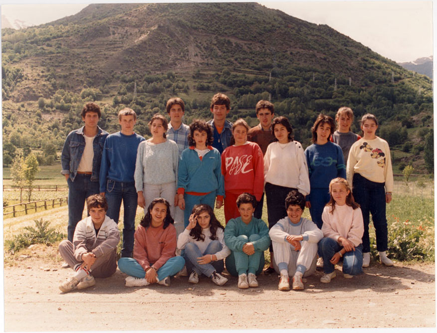 Curs escolar: 1985-1986. Fila sup.: Josep Sabarich, Jaume Gallart, Carlos Jansat, Fila mig: Enric Bardella, Albert Bringué, Ester Castilla,Susanna Lopez, Alicia Castellarnau, Laila Castilla, Carme Tartera, Laura Picart. Fila baix: Miquel Bringueret, Natalia Castellarnau, Marga Poch, Lídia Berné, Cristina Moreno, Cristina màteu.