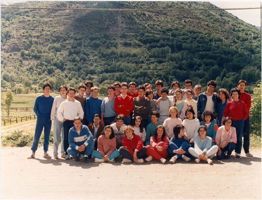 Cursos 1985-1986 de l'institut d'Esterri. Entre els alumnes, els professors Ferran Rella i M. Angels Rella.