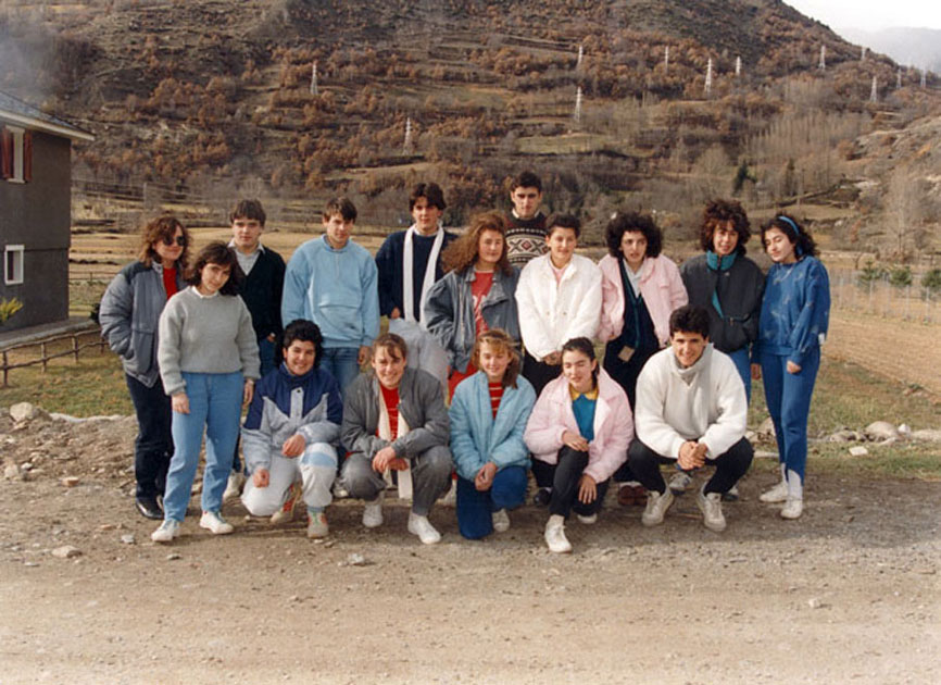 Curs 1986-1987. Fila sup. Dolors, Miquel Bringueret, Albert Bringué, Josep Sabarich, Carlos Jansat. Fila mig: Alicia Castellarnau, Lidia Berné, Susanna Lopez, Carme Tartera, Laila Castilla. Fila baix: Margarita Poch, Cristina Moreno, Neus Bardina, Cristina màteu, Laura Picart, Enric Bardella.