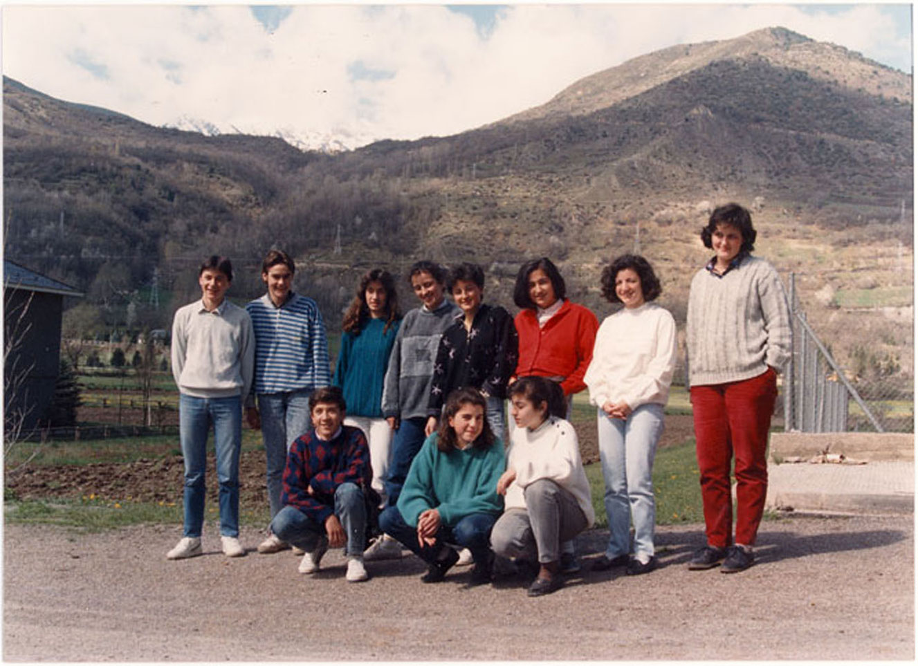 Curs 1987-1988 B. Fila sup: ?, Xavi Bardina, Montse Morancho, Marta Castellarnau, Lidia Berné, Natalia Castellarnau, Pilar Mur, Montse Farrera. Fila baix: Dani Castellarnau, Marta Farré, Laila Castilla.