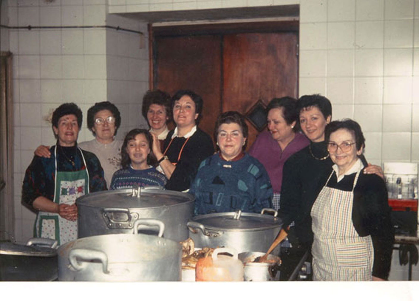 <p>A la Fonda d'Agustí preparant Carnestoltes. D'esq. a dreta: Conxita Bordoll, Maria de Pallé, M.Alba d'Agustí, Rosita Font, Rosita de Rosendo, Margarita Brue, Tere de Badia, Roseret i Rosario d'Agustí.</p>