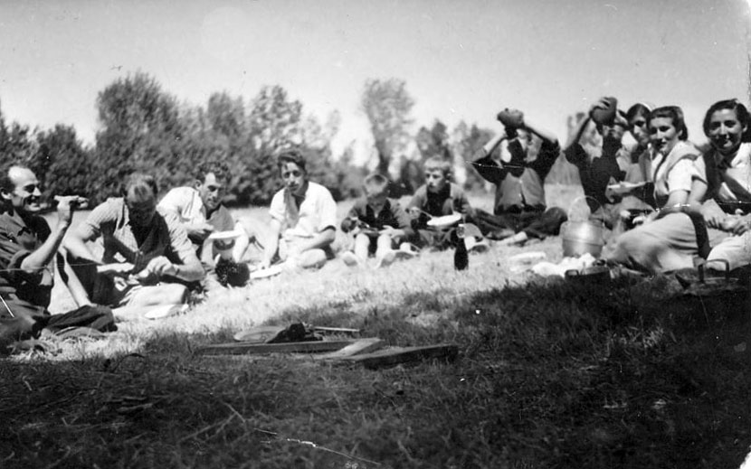 Grup de gent al camp, bebent amb porró.