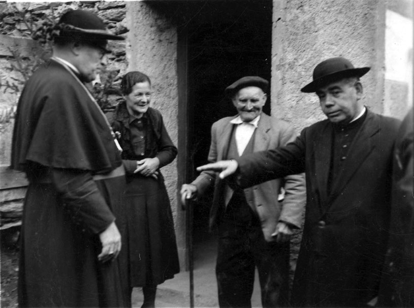 Visita del Bisbe Ramon Iglesias Navarri, acompanyat per mossèn Manel Pegullà, saludant la família de Casa Linatge de Llavorre.