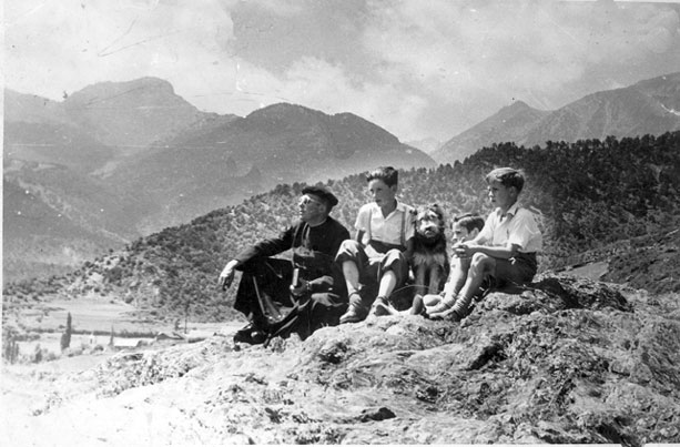 Mossèn Picolo, amb els nens de mossèn Joan, y Jordi de Poblador al darrera.