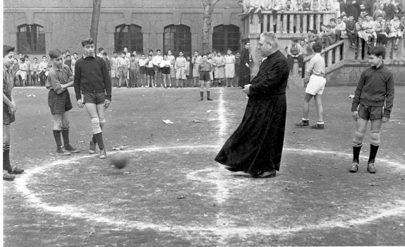 Grup d'escolars jugant a futbol, als Maristes a mà esq. de negre Juanito de casa mossèn Joan.