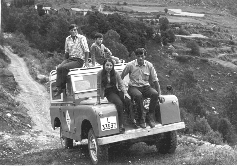 A la carretera vella d'Estaís, a baix mercè de casa Poblador, fco. a dalt, Juanito, i Jordi de Poblador.