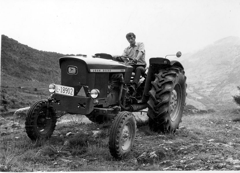 Fco. de casa Mossèn Joan quan es van comprar un tractor.