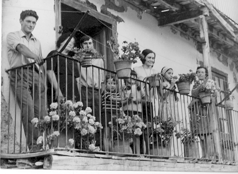 Balcó de Casa Mossèn Joan amb la família.