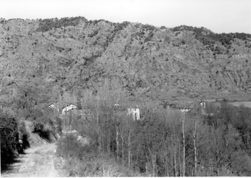 Vista d'Estaís des de la carretera vella.